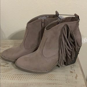 NÉW ANKLE BOOTS WITH FRINGE DETAIL